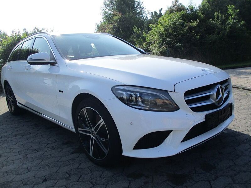 Weiß Gebraucht 2021 Mercedes C300e Avantgarde Limousine | 16.899 € - Bild 1/4