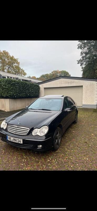 Schwarz Gebraucht 2005 Mercedes C320 Avantgarde Limousine | 4.999 € (Fairer Preis) - Bild 1/4