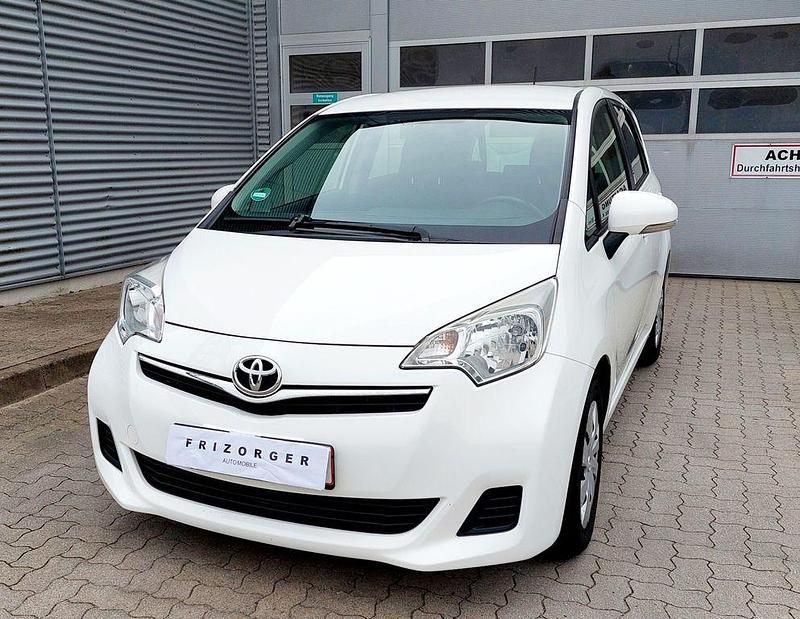 Weiß Gebraucht 2012 Toyota Verso-S Life Van / Kleinbus | 7.980 € (Fairer Preis) - Bild 1/4