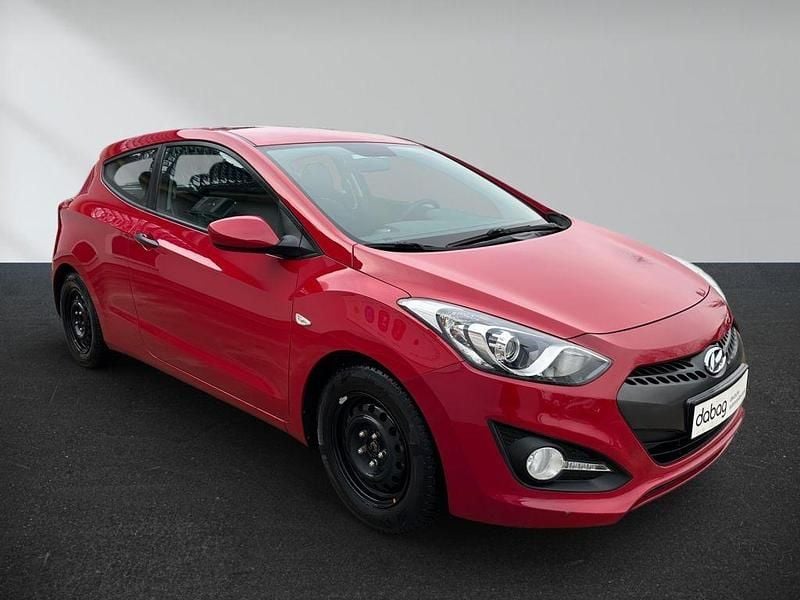 Gebraucht Hyundai i30 Classic 99 PS (72 kW) 2014 Cool red Coupé