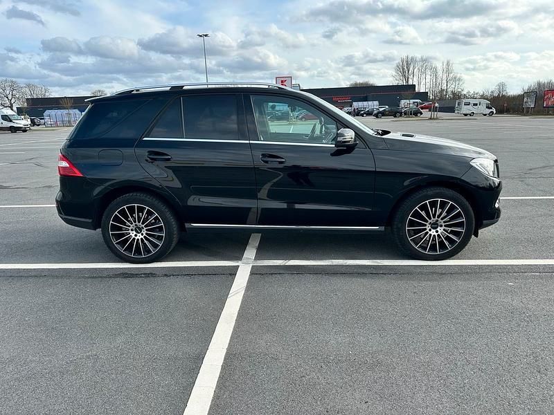 Gebraucht Mercedes ML350 258 PS (189 kW) 2014 Schwarz SUV