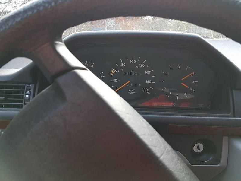 Gebraucht Mercedes 200 75 PS (55 kW) 1992 Blau Limousine