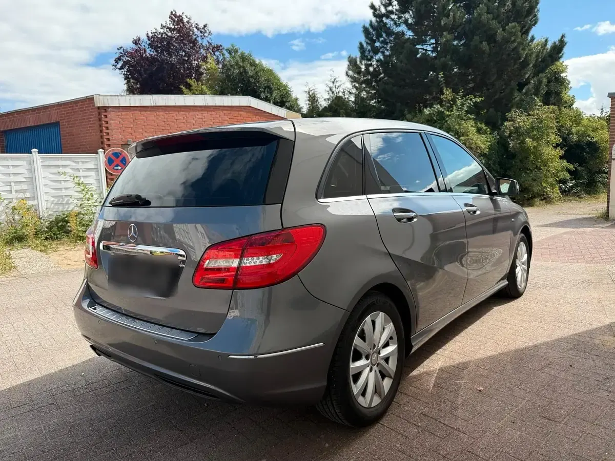 Gebraucht Mercedes B200 156 PS (114 kW) 2012 Grau Kleinwagen