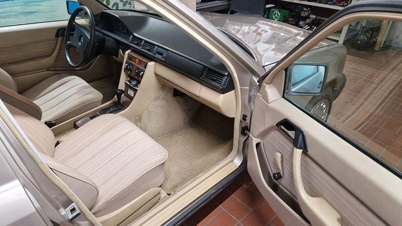 Silber Gebraucht 1989 Mercedes E230 Limousine | 6.500 € - Bild 1/4