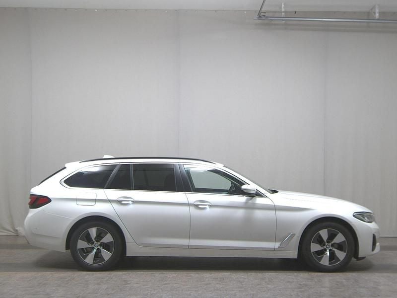 Weiss Gebraucht 2023 BMW 520 Performance Kombi | 27.480 € (Superpreis) - Bild 1/4