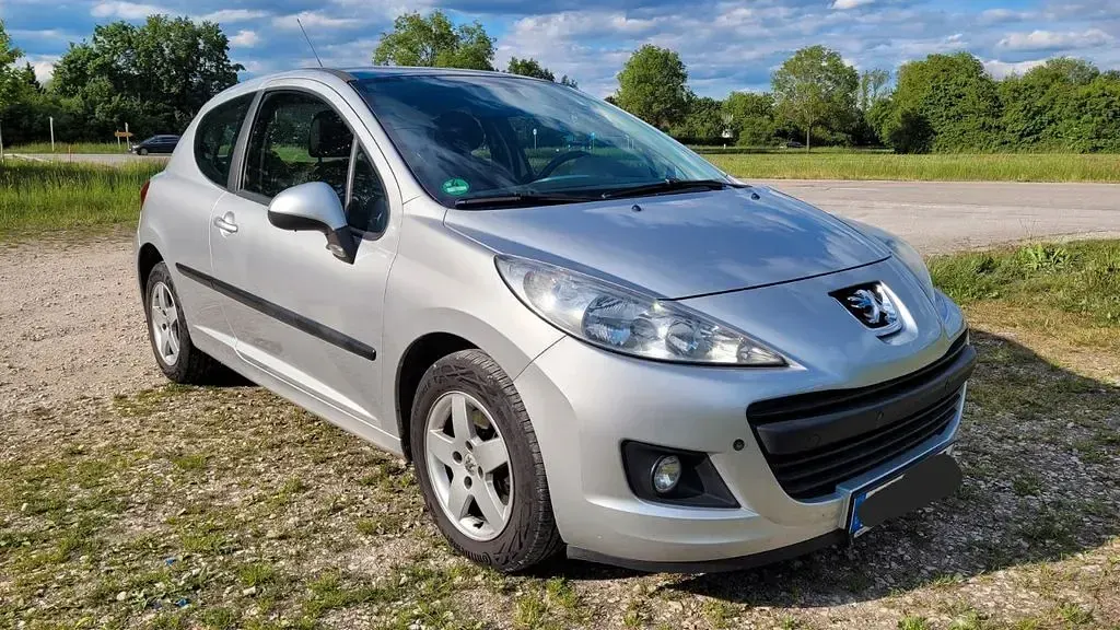 Gebraucht Peugeot 207 95 PS (69 kW) 2010 Silber Limousine