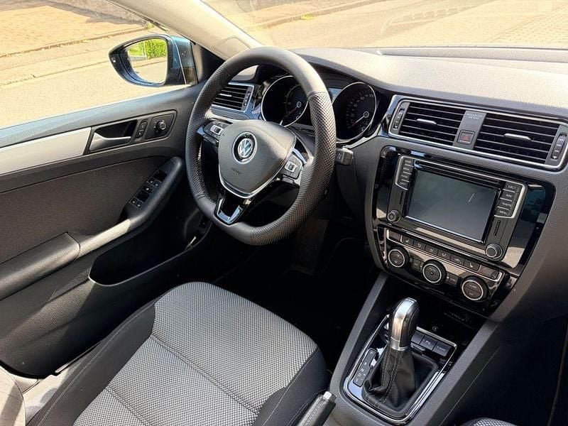 Second-hand VW Jetta 170 CP (125 kW) 2016 Albastru Berlinǎ