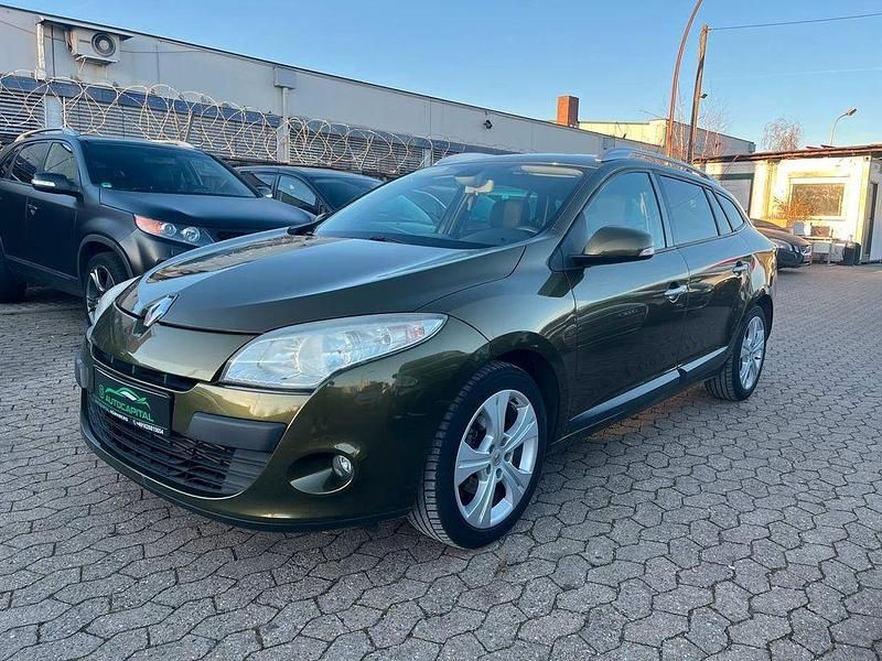 Grün Gebraucht 2010 Renault Mégane III Dynamique Limousine | 3.900 € (Fairer Preis) - Bild 1/4