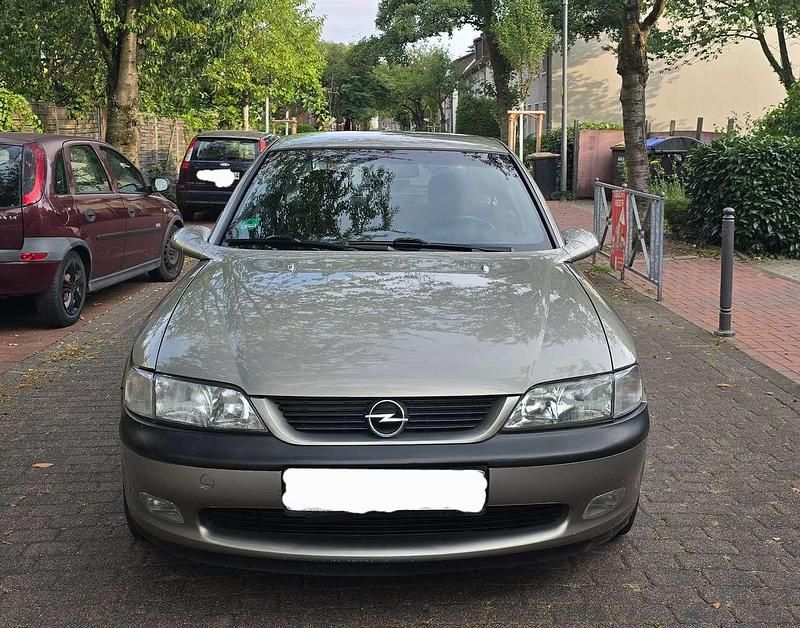 Grau Gebraucht 1996 Opel Vectra Limousine | 1.449 € (Fairer Preis) - Bild 1/4