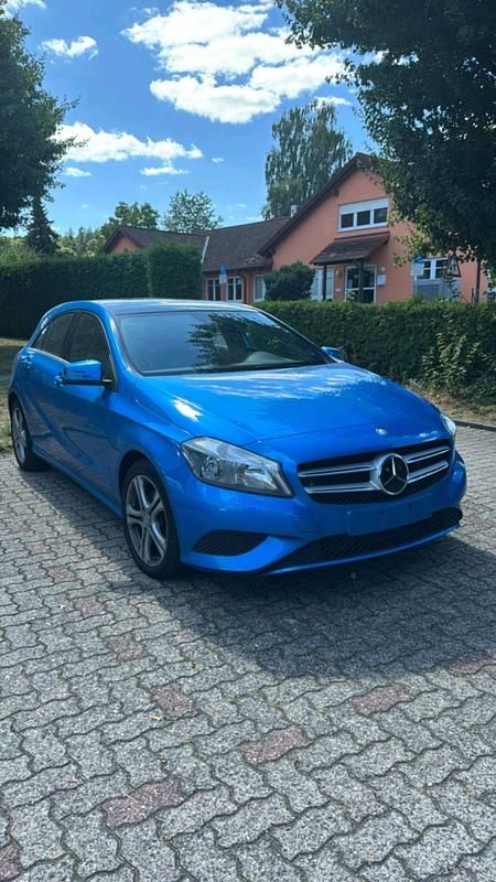Blau Gebraucht 2012 Mercedes A200 Limousine | 11.500 € (Guter Preis) - Bild 1/4