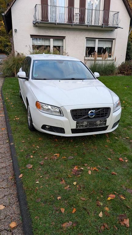 Weiß Gebraucht 2010 Volvo V70 Drive Kinetic Kombi | 3.950 € (Superpreis) - Bild 1/4