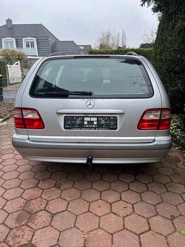 Gebraucht Mercedes E200 Classic 163 PS (119 kW) 2000 Silber Kombi