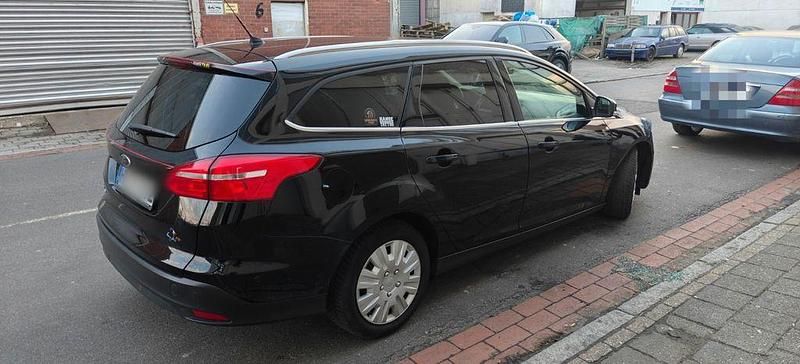 Gebraucht Ford Focus Titanium 120 PS (88 kW) 2016 Schwarz Limousine