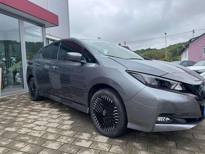 Grau Gebraucht 2023 Nissan Leaf Tekna Kleinwagen | 24.888 € (Fairer Preis) - Bild 1/4