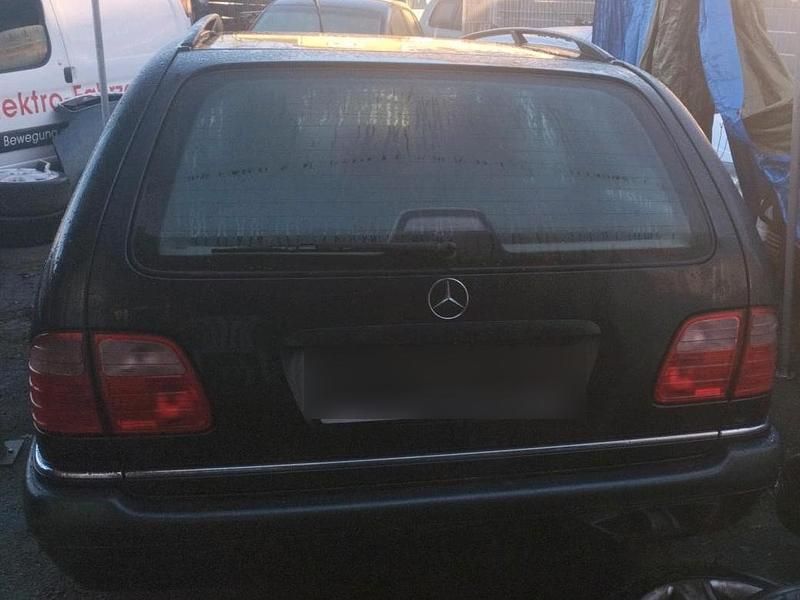Gebraucht Mercedes E240 170 PS (125 kW) 1999 Schwarz Kombi