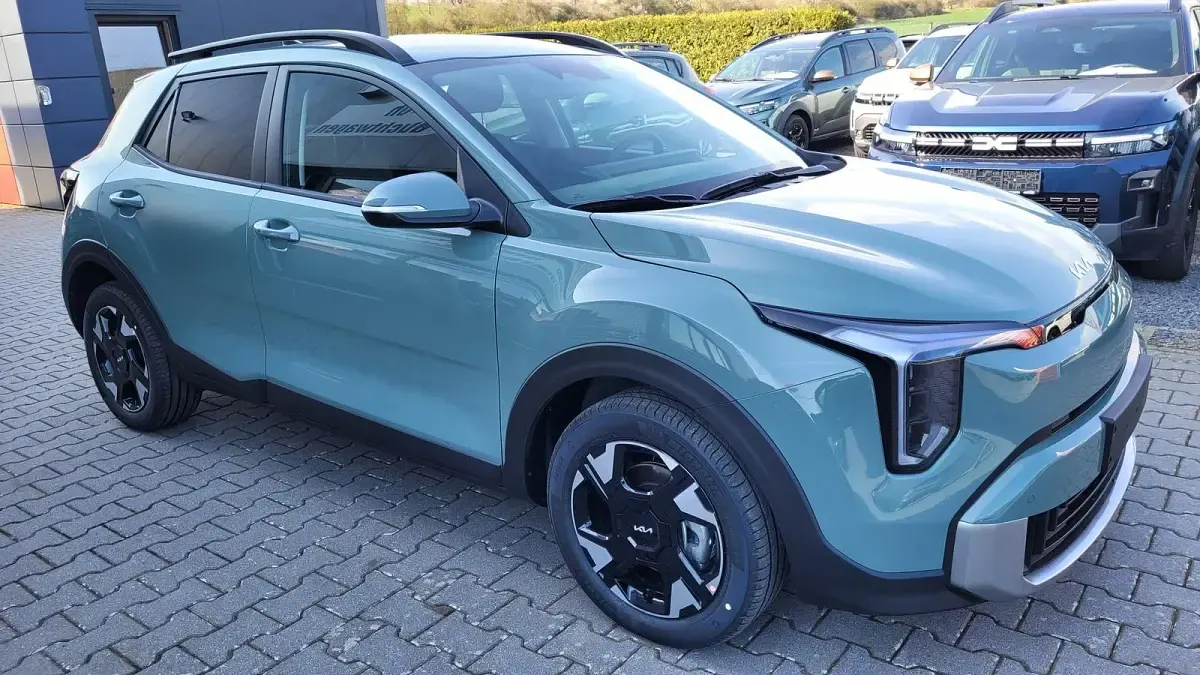 Neu Kia Stonic Exclusive 101 PS (74 kW) 2026 Mangrove grün SUV