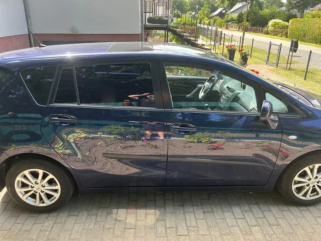 Gebraucht Toyota Verso Edition 147 PS (108 kW) 2011 Blau Van / Kleinbus