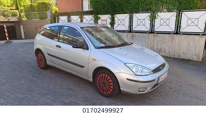 Usado Ford Focus Viva 75 CV (55 kW) 2004 Plateado Berlina