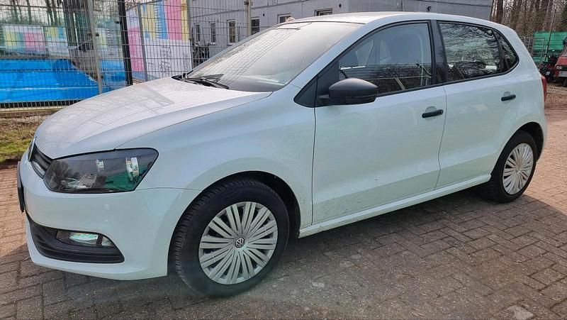 Gebraucht VW Polo 60 PS (44 kW) 2015 Weiß Kleinwagen