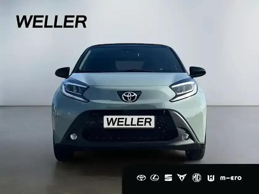 Neu Toyota Aygo 72 PS (52 kW) 2025 Urban khaki (6x3) / black mica (209) (gruen) Kleinwagen