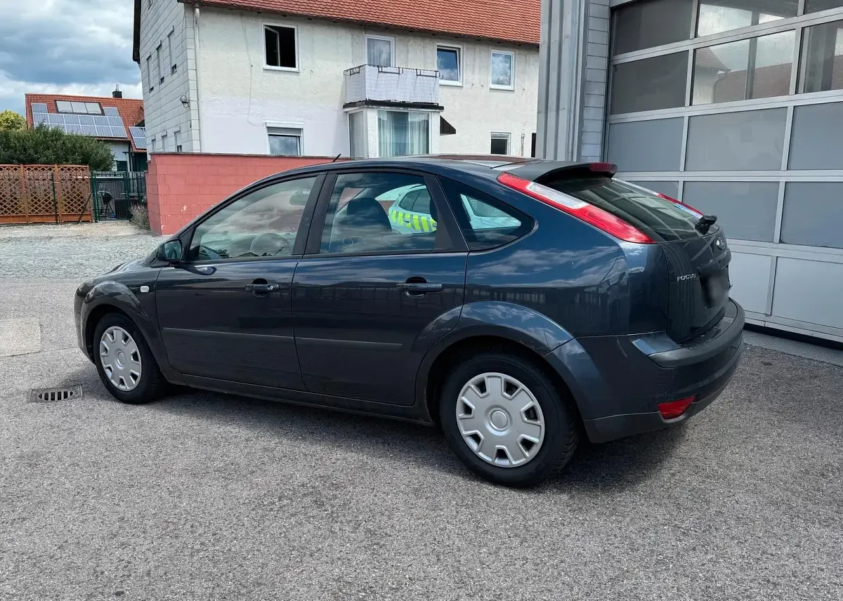 Gebraucht Ford Focus 100 PS (73 kW) 2007 Grau Limousine