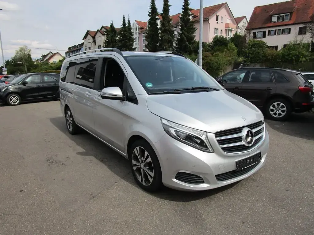 Gebraucht Mercedes V220 163 PS (119 kW) 2017 Silber Van / Kleinbus