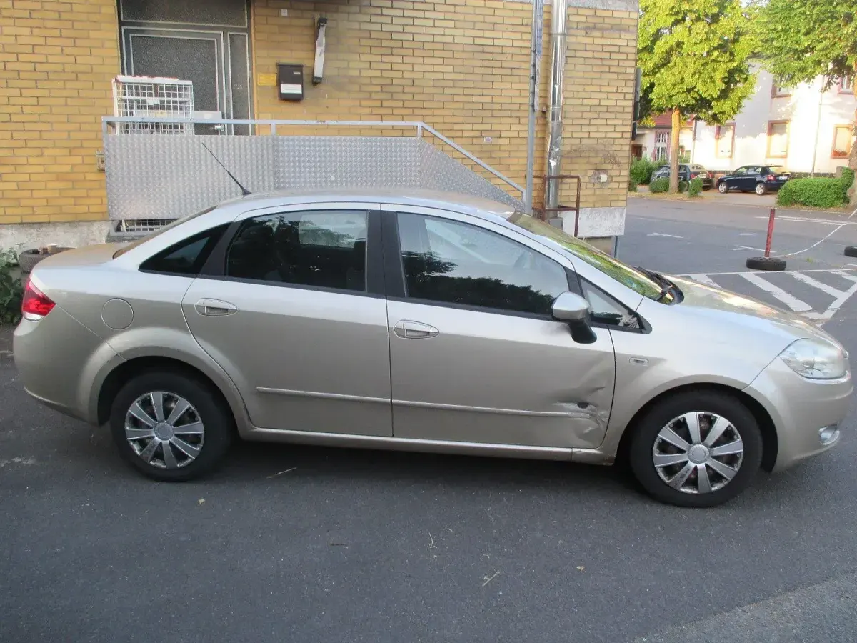 Gebraucht Fiat Linea Dynamic 90 PS (66 kW) 2009 Gold Limousine