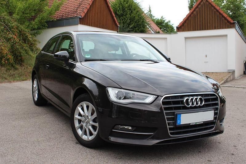 Braun Gebraucht 2015 Audi A3 Attraction Limousine | 12.999 € (Guter Preis) - Bild 1/4
