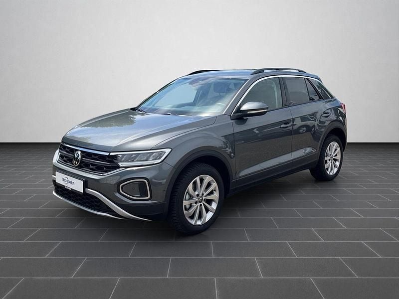 Indiumgrau metallic (metallic) Gebraucht 2025 VW T-Roc Life SUV | 28.330 € (Superpreis) - Bild 1/4