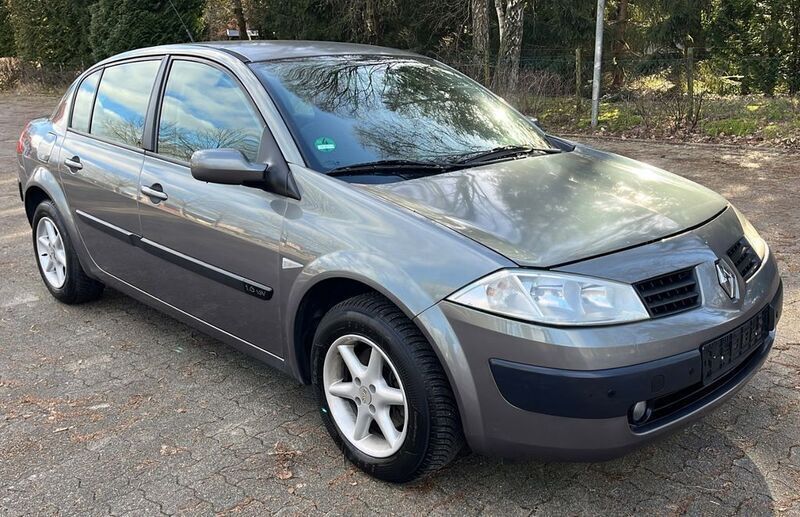 Grau Gebraucht 2004 Renault Mégane II Dynamique Limousine | 2.500 € (Fairer Preis) - Bild 1/4