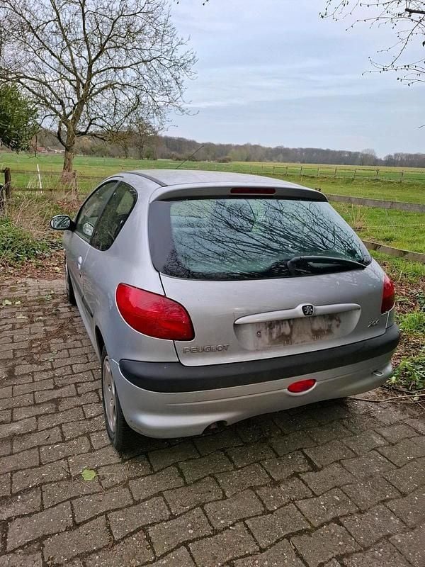 Gebraucht Peugeot 206 70 PS (51 kW) 2002 Silber Kleinwagen