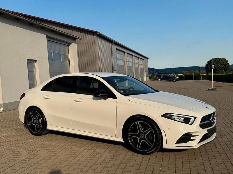 Weiß Gebraucht 2020 Mercedes A200 AMG line Limousine | 22.600 € (Superpreis) - Bild 1/4