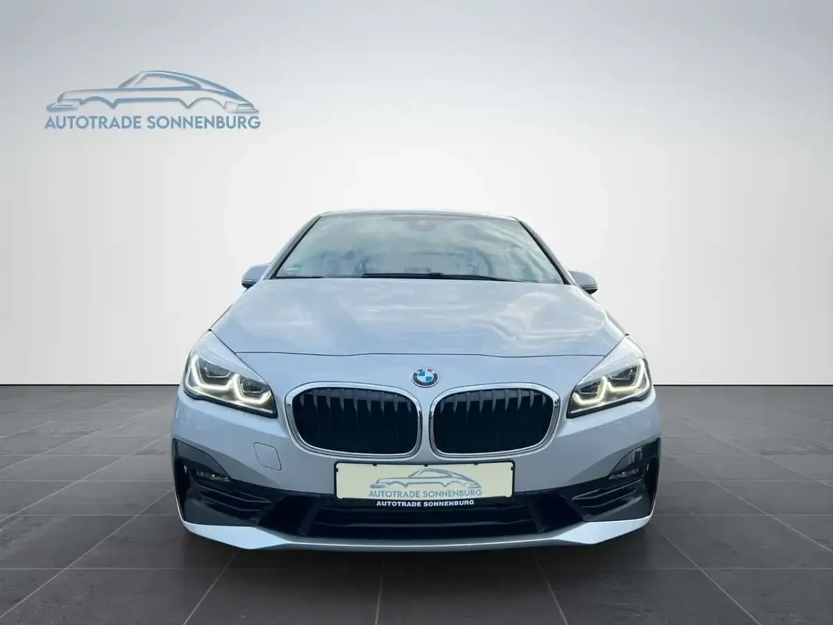 Gebraucht BMW 220 Active Tourer Sport Line 190 PS (139 kW) 2019 Silber Van / Kleinbus