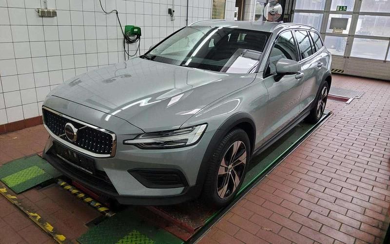 Gebraucht Volvo V60 CC Plus 196 PS (144 kW) 2024 Grau vapour grey / metallic Kombi