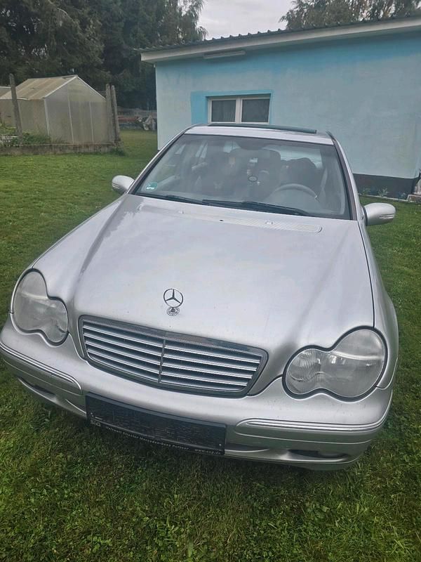 Silber Gebraucht 2003 Mercedes C200 Limousine | 4.100 € - Bild 1/4