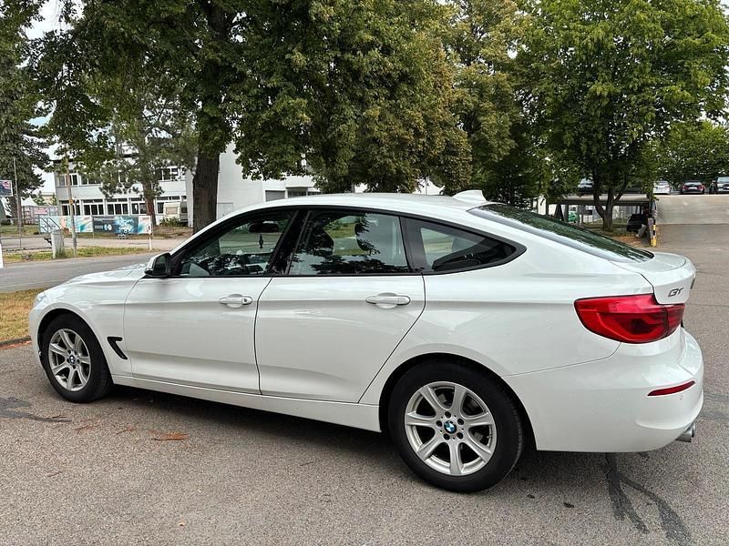Weiß Gebraucht 2018 BMW 320 Gran Turismo Advantage Limousine | 21.000 € (Fairer Preis) - Bild 1/4