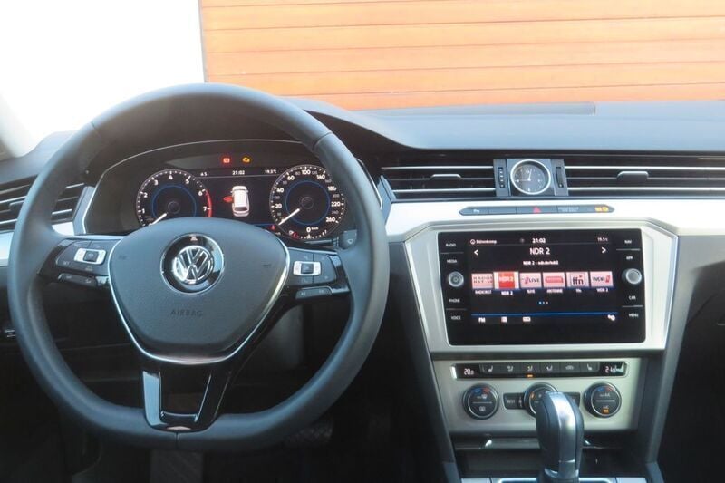 Second-hand VW Passat Comfortline 150 CP (110 kW) 2018 Gri Break