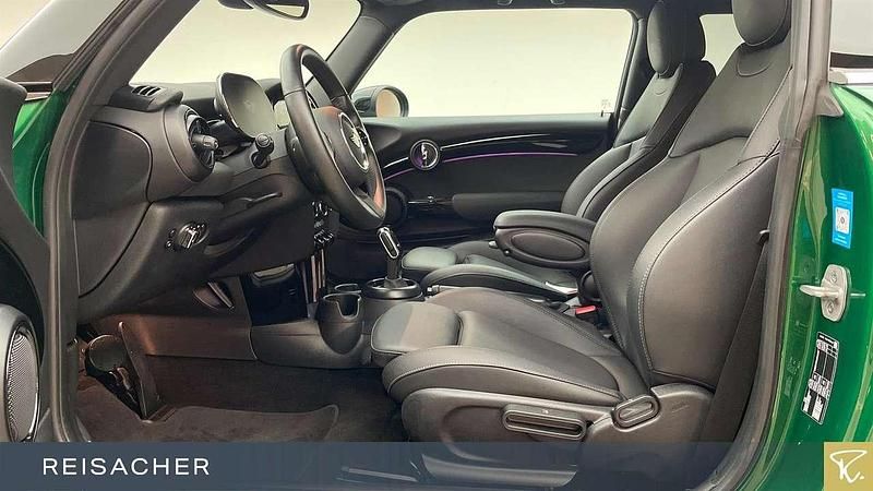 Gebraucht Mini Cooper Coupé Classic 136 PS (100 kW) 2023 British racing green metallic Coupé