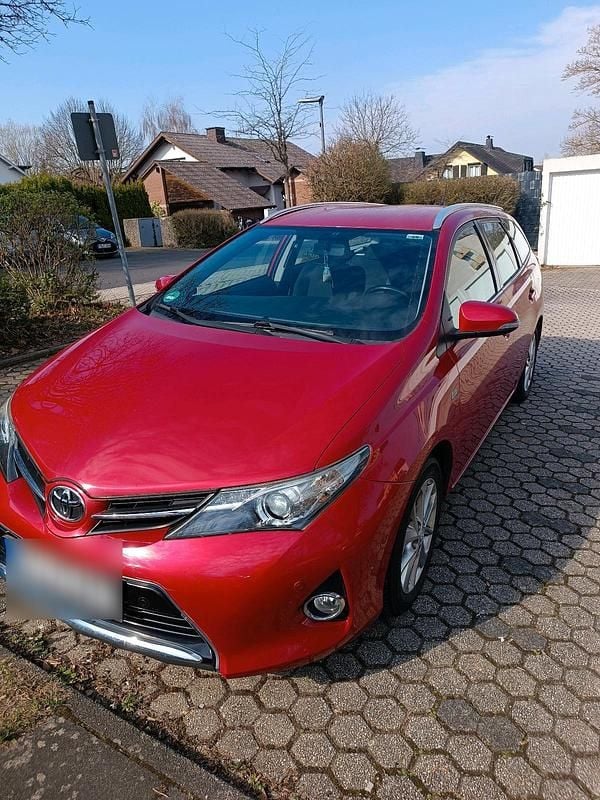 Gebraucht Toyota Auris 124 PS (91 kW) 2014 Rot Kombi
