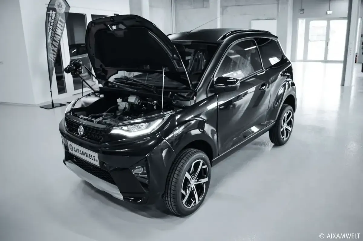 Uusi Aixam Crossover Premium Premium 2026 Musta