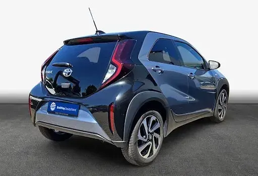 Gebraucht Toyota Aygo X Basis 72 PS (52 kW) 2025 Celestite grey metallic / night sky black SUV