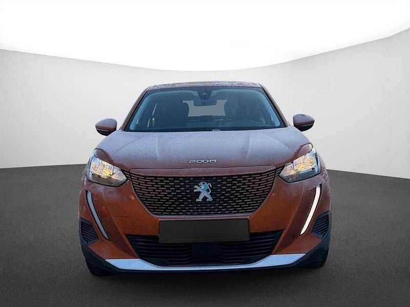 Gebraucht Peugeot e-2008 Active 100 kW (136 PS) 2021 Lackierung orange fusion/typ aussenverkleidung metalliclackierung SUV