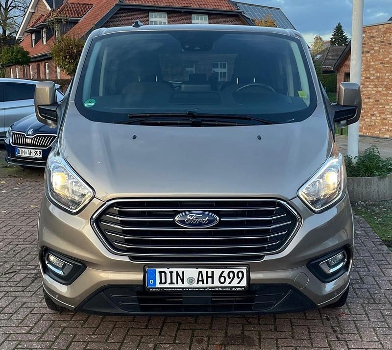Gebraucht Ford Tourneo 131 PS (96 kW) 2021 Silber Van / Kleinbus