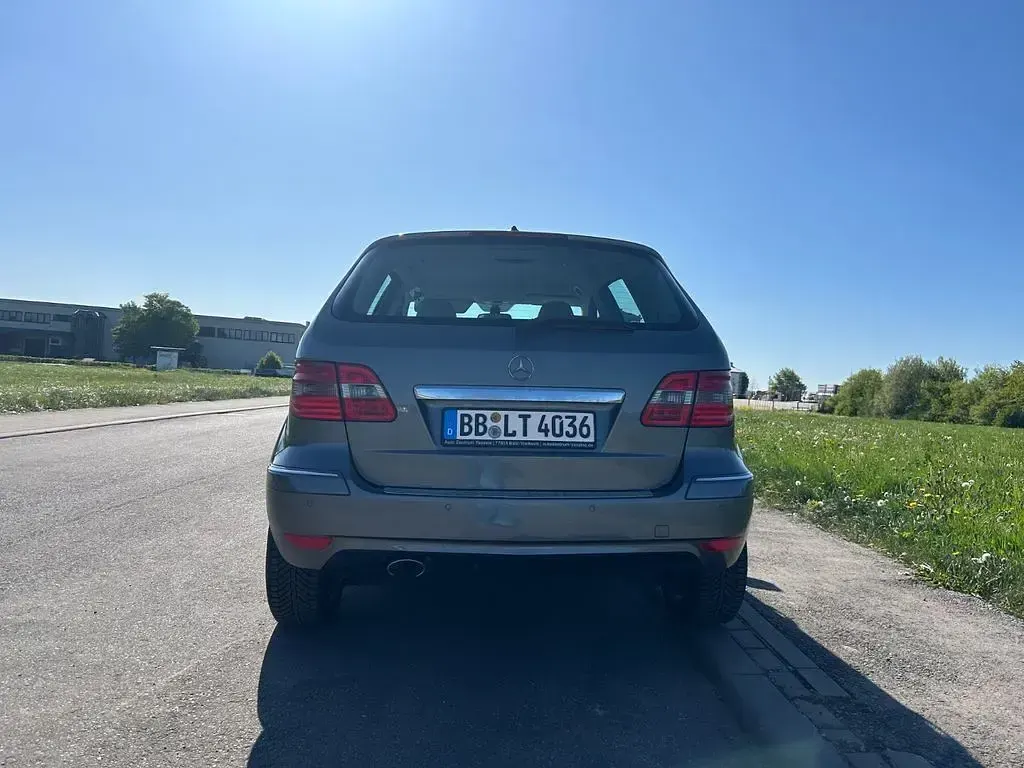 Gebraucht Mercedes B180 109 PS (80 kW) 2011 Silber Van / Kleinbus