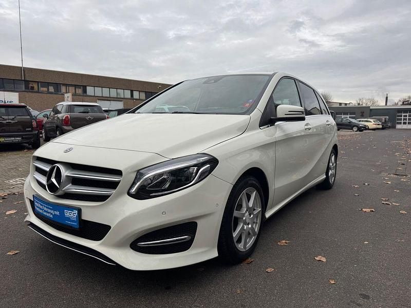 Weiß Gebraucht 2018 Mercedes 200 Limousine | 10.790 € (Guter Preis) - Bild 1/4