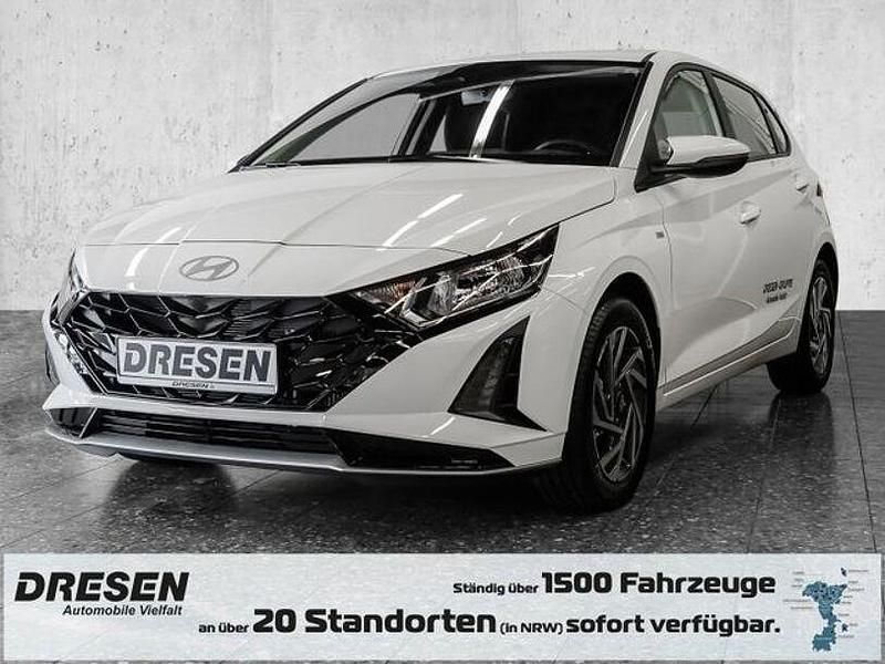 Weiss Gebraucht 2024 Hyundai i20 Trend Limousine | 18.990 € (Fairer Preis) - Bild 1/4