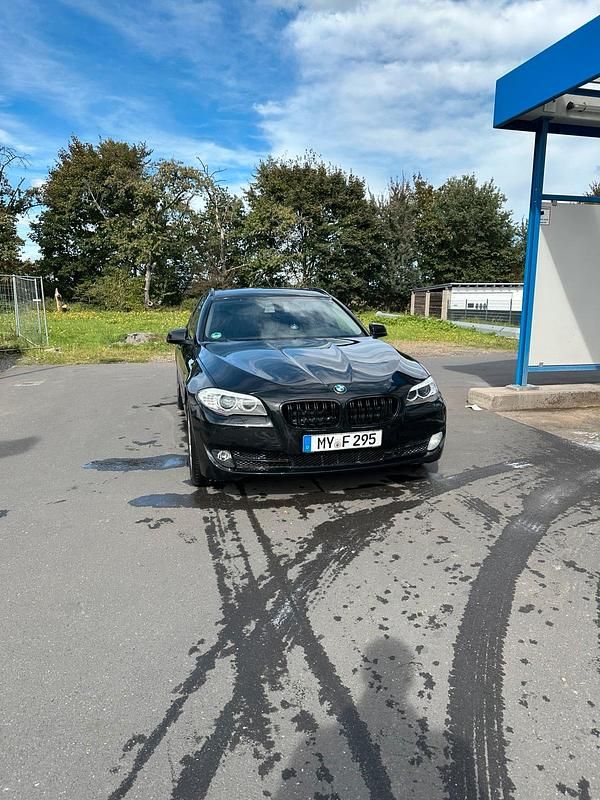 Schwarz Gebraucht 2013 BMW 520 Kombi | 6.250 € (Superpreis) - Bild 1/4