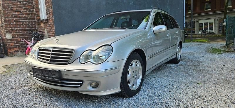 Silber Gebraucht 2004 Mercedes C220 Elegance Kombi | 2.990 € (Etwas zu teuer) - Bild 1/4