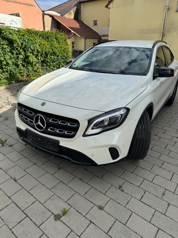 Weiß Gebraucht 2017 Mercedes GLA220 SUV | 20.000 € - Bild 1/4