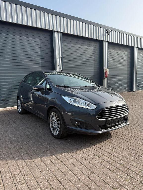 Gebraucht Ford Fiesta 101 PS (74 kW) 2013 Grau Kleinwagen